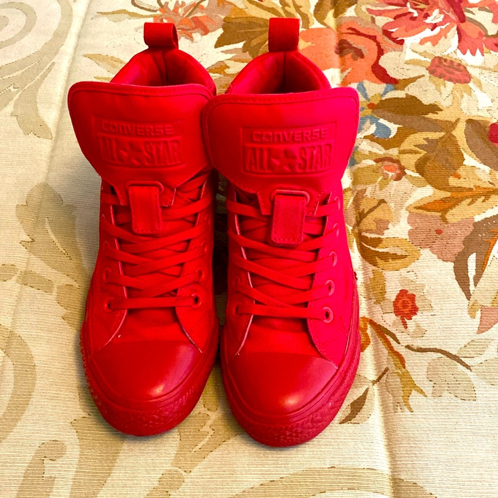 Red high top women’s size 7 converse